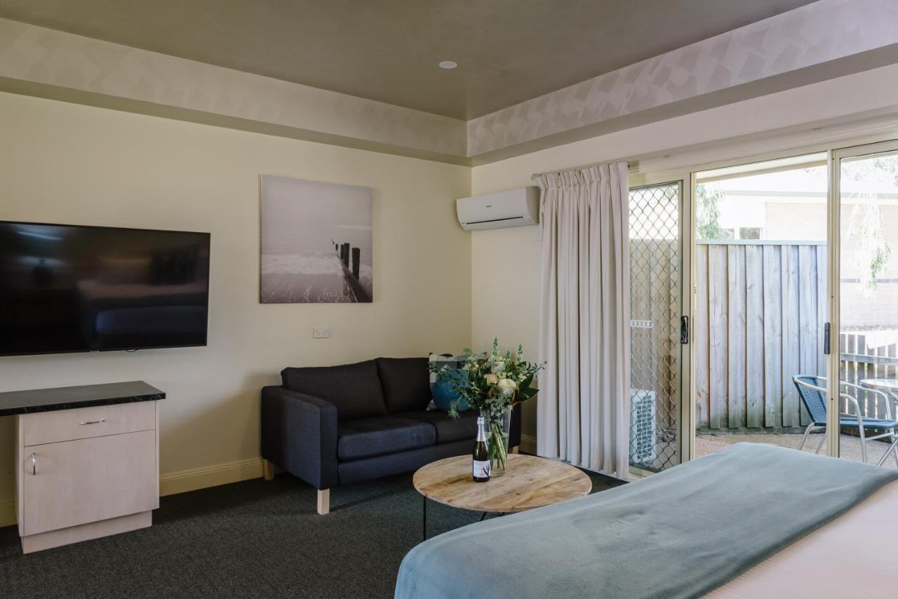 Fairways Resort Роузбъд Екстериор снимка